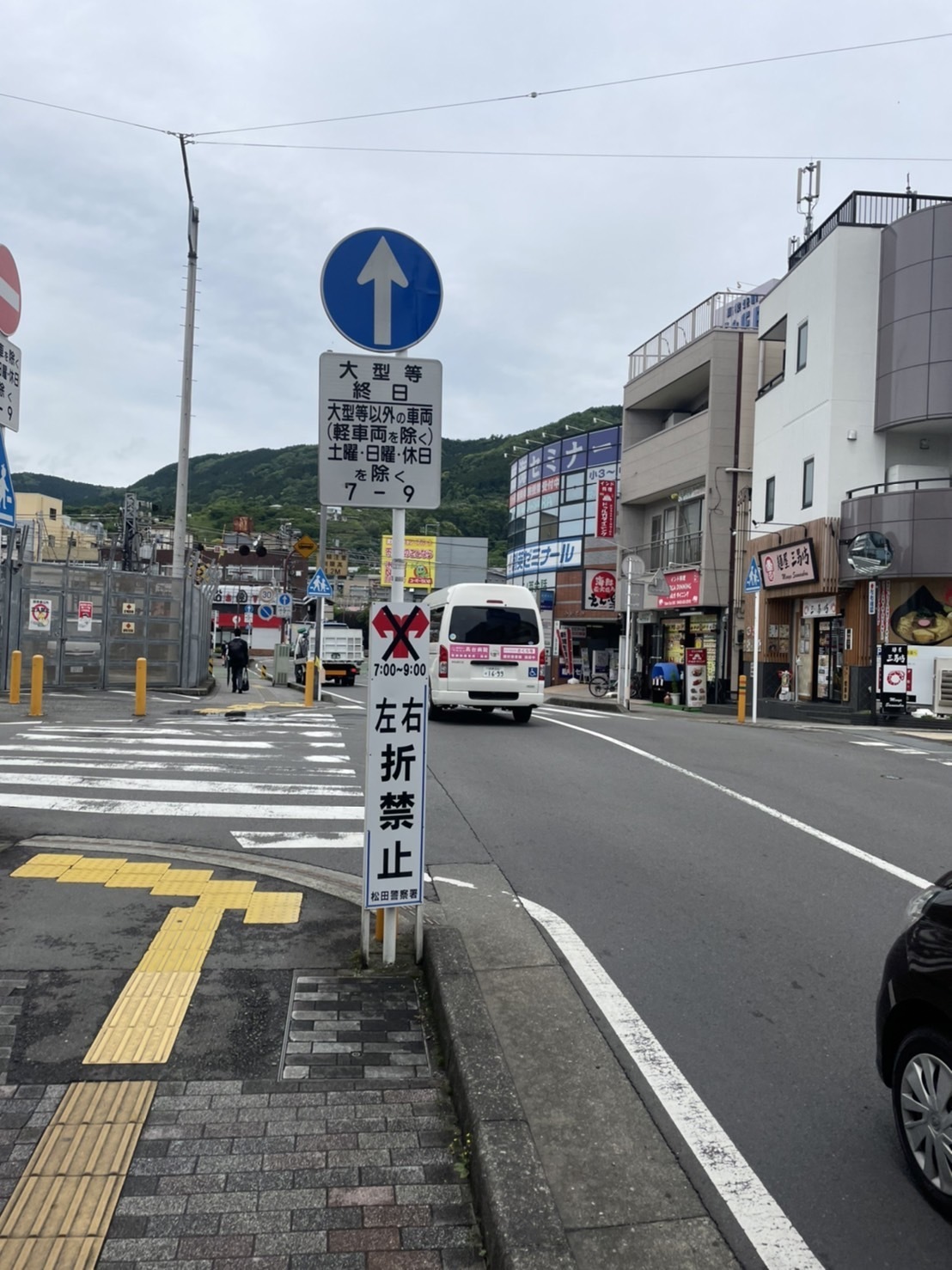 駐車場アクセス①：三男坊さん前の交差点を左折