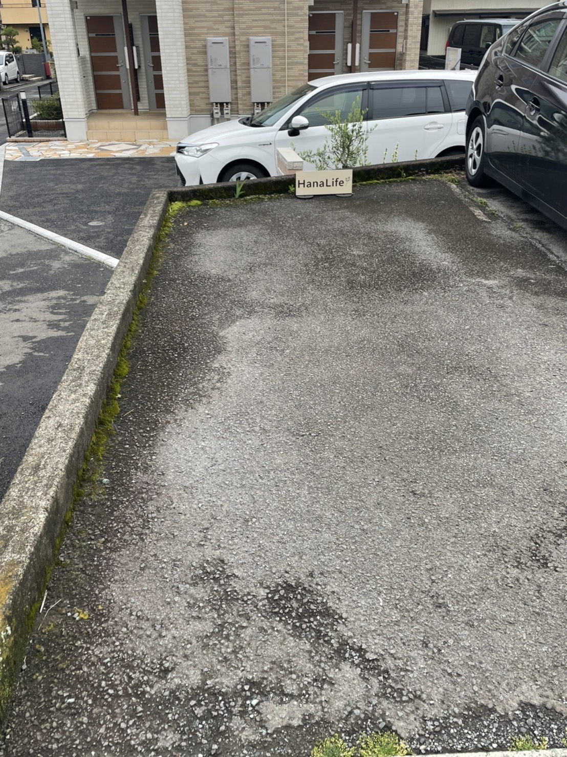 駐車場アクセス③：左側にHanaLifeの看板